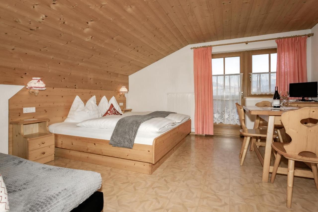 Hauserhof - Urlaub Auf Dem Bauernhof Villandro Exterior photo