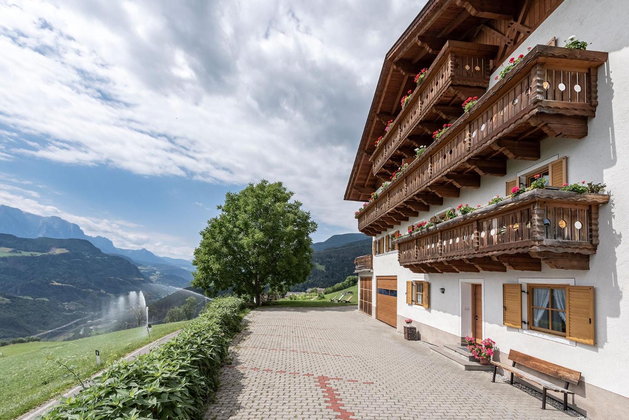Hauserhof - Urlaub Auf Dem Bauernhof Villandro Exterior photo